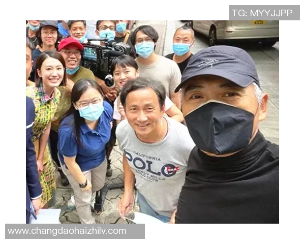 欧文与足球明星亲密合影展现友谊与竞技精神的完美结合